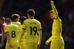 内维尔直言：曼联需尽快找回胜利，阿莫林的后卫选择频繁引发担忧